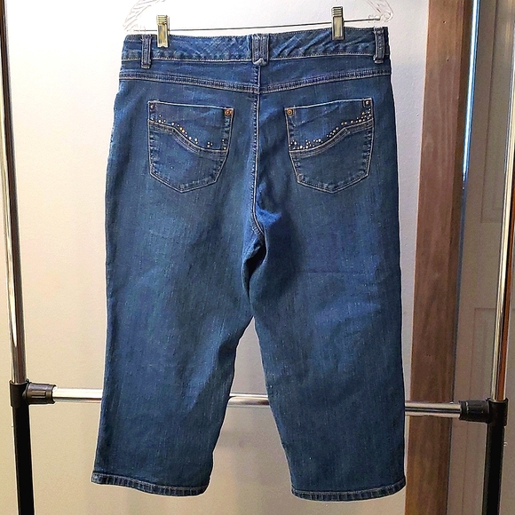 REDUCED!!   FALL CLEARANCE!!  Denim Capris... Size 12 - Picture 2 of 4